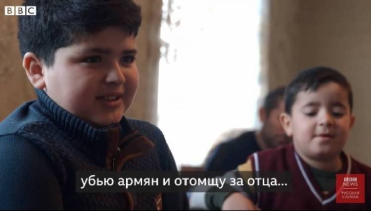 5-6 տարեկան ադրբեջանցի երեխան պատմում է, թե ինչպես է երազում մեծանալ ու սպանել հայերին