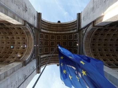 ԵՄ մեծ դրոշը հանվել է Փարիզի Հաղթական կամարի տակից ընդդիմության վրդովված արձագանքից հետո