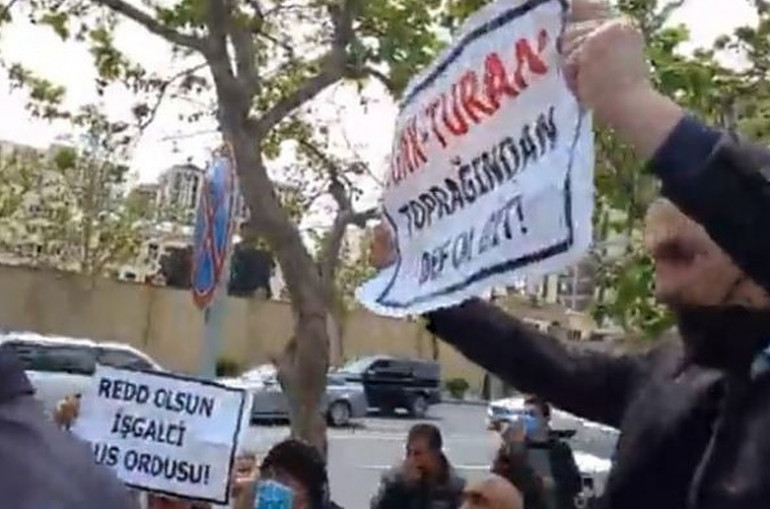 Պահանջում ենք, որ ռուս զինվորականները հեռանան Ղարաբաղից. բողոքի ցույց՝ Բաքվում ՌԴ-ի դեսպանատան առաջ