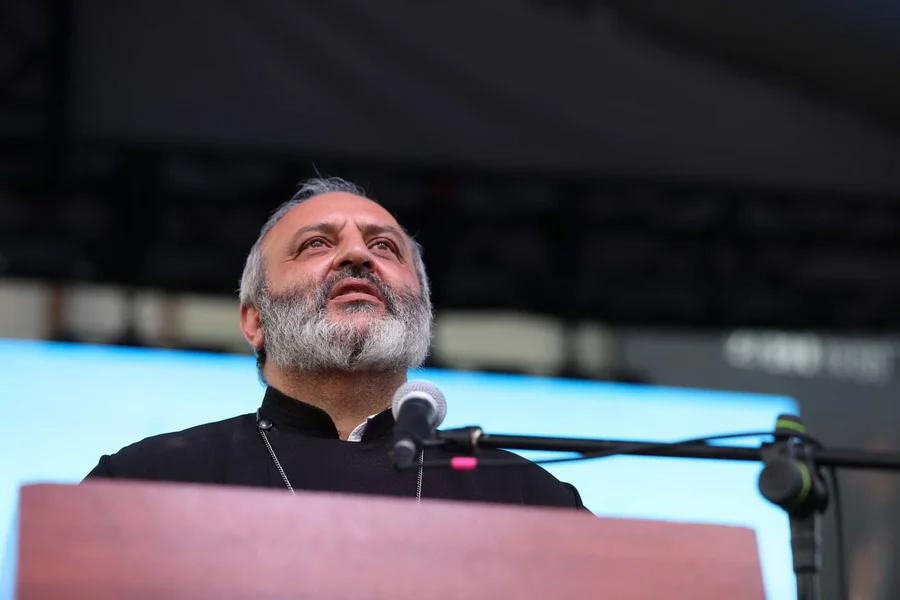 Բագրատ Սրբազանը հավաք է անցկացնում քաղաքական ուժերի ներկայացուցիչների հետ․ ուղիղ