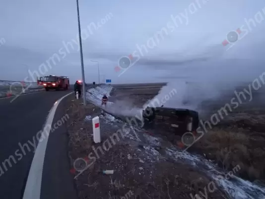 Շիրակի մարզում «Nissan X-Trail»-ը կողաշրջված հայտնվել է երթևեկելի գոտուց դուրս. հրդեհ է բռնկվել