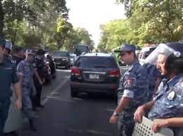 «Մարդասպաննե՛ր» վանկարկումների ներքո ոստիկանները ՔՊ պատգամավորների համար ճանապարհ բացեցին