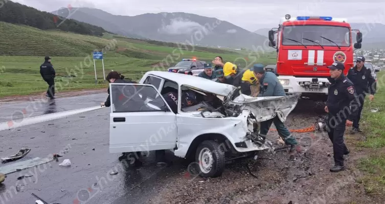 Արագածոտնում բախվել են ՎԱԶ 2107-ն ու Renault բեռնատարը.  կա 1 զոհ, 3 վիրավոր