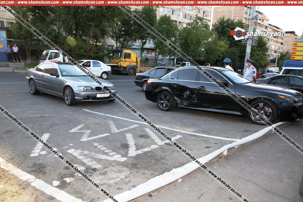 Երևանում 22-ամյա վարորդը BMW-ով բախվել է թույլատրելի հատվածում կայանված 2 մեքենայի