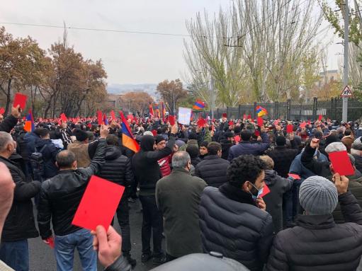 Ցուցարարները կարմիր քարտ են ցույց տվել եռակողմ համաձայնագիրը ստորագրած իշխանությանը
