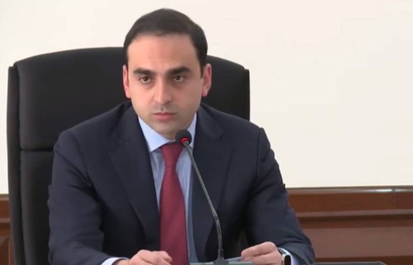 Եկեք 100 նախնական խաչմերուկներում նախաձեռնենք. Ավինյանը՝ չուգունե ցուցանակների մասին
