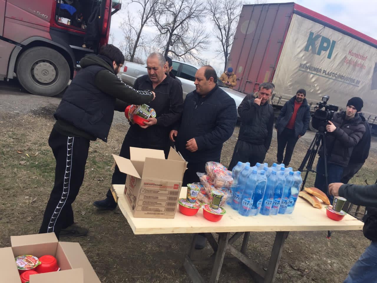 ՌՀՄ-ն մարդասիրական օգնություն է հասցրել խցանված 200 բեռնատարի վարորդներին