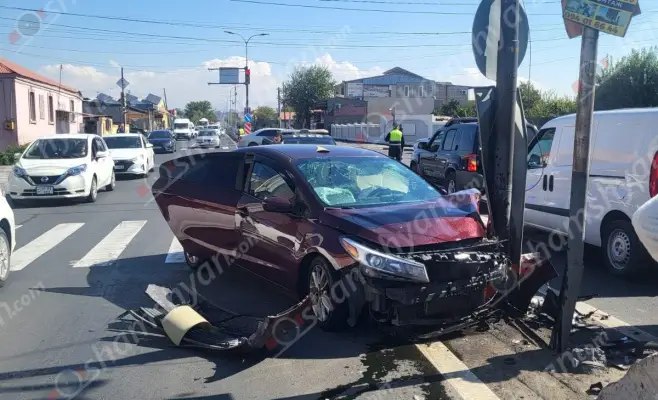 «Զվարթնոց» օդանավակայանի խաչմերուկում «Kia Forte»-ն բախվել է երկաթե սյանը․ տուժածներ չկան