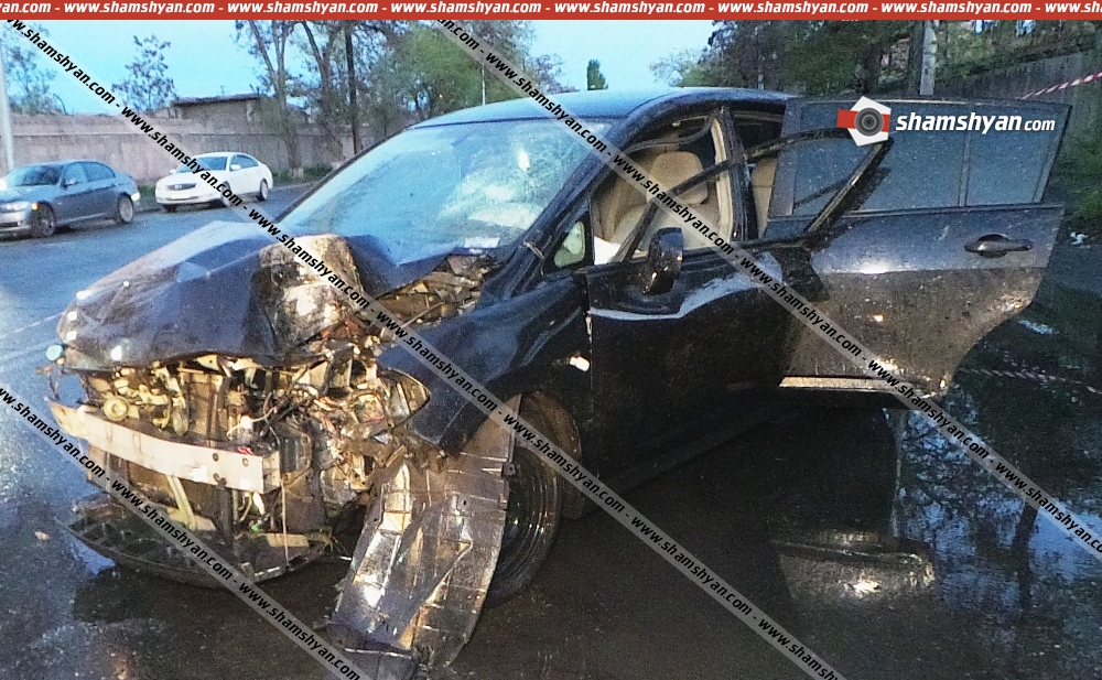 Խոշոր վթար Երևանում․ Nissan-ը բախվել է ծառին և էլեկտրասյանը, կան վիրավորներ