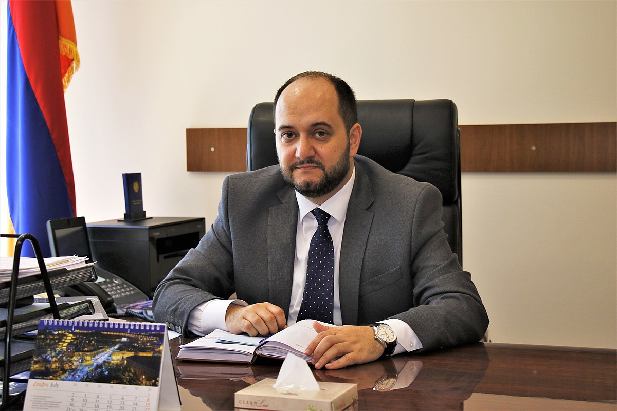 Արայիկ Հարությունյանին Փարիզում դիմավորեցին ցույցով