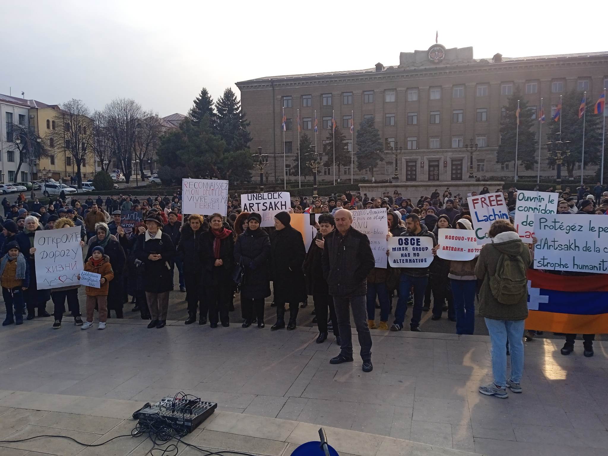 Группа граждан двинулась шествием к блокпосту российских миротворцев с требованием убрать азербайджанцев из Лачинского коридора
