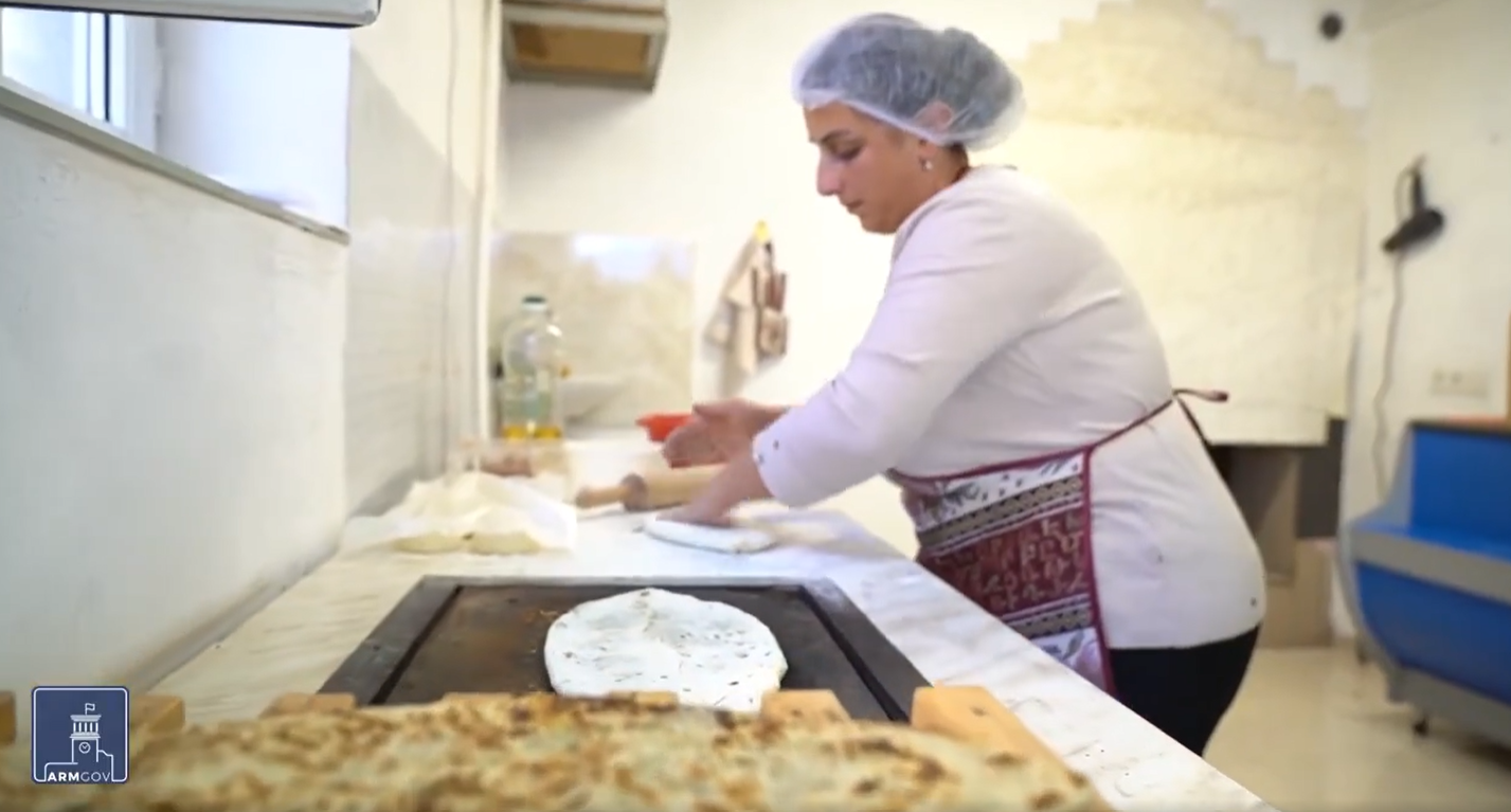 ԼՂ-ից բռնի տեղահանված բազմանդամ ընտանիքը Աշտարակում ավանդական բաղադրատոմսերով ուտեստներ է պատրաստում (տեսանյութ)