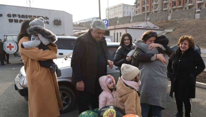 50 օրվա բաժանումից հետո մանկահասակ թոռնիկը չէր ճանաչել տատիկին. Հայաստանից 17 արցախցի վերադարձավ Ստեփանակերտ