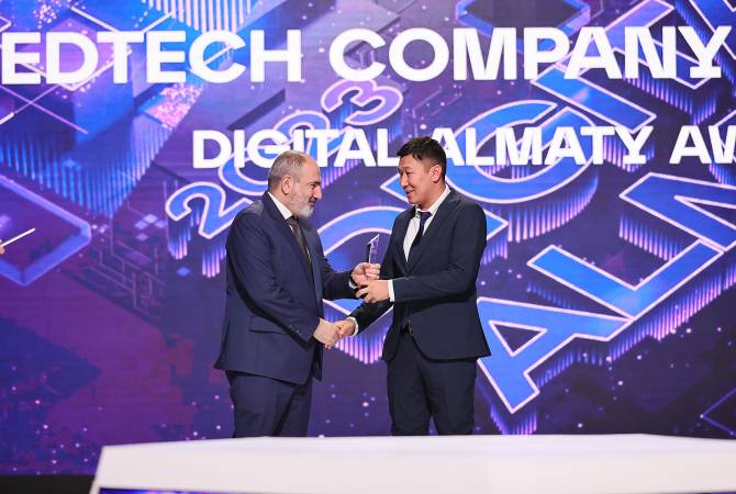 Փաշինյանը Digital Almaty Awards-ի շրջանակում մրացանակ է հանձնել «Daryn Online» նախագծի հեղինակին