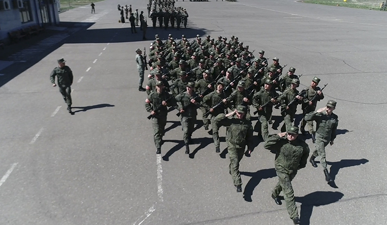 На аэродроме Степанакерт прошла первая сводная тренировка парада ко Дню Победы с участием российских миротворцев