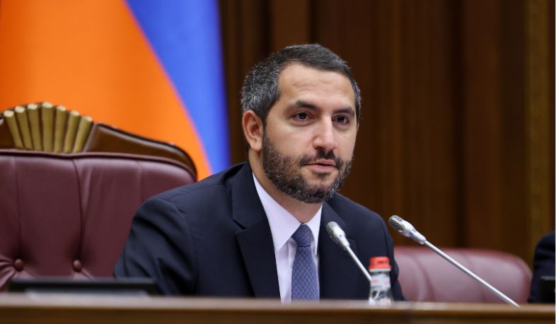 Ռուբեն Ռուբինյանը ԱԺ աշխատակիցներից մեկին դասային աստիճան է շնորհել