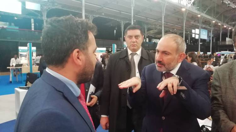 Ադրբեջանցի բլոգերը խնդրեց Փաշինյանին նկարվել իր հետ 