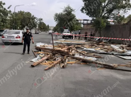 Արտակարգ դեպք՝ Երևանում. ավտոլվացման կետի տանիքը քամին պոկել ու շպրտել է՝ փակելով ճանապարհը