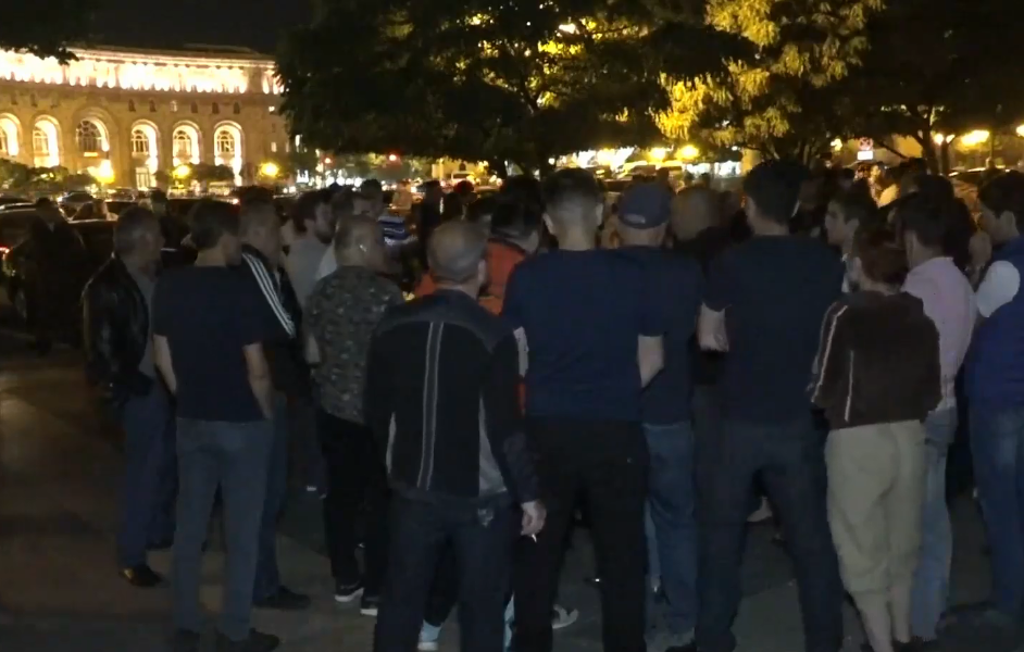 Գիշերը քաղաքացիները հավաքվել էին կառավարության շենքի մոտ (տեսանյութ)
