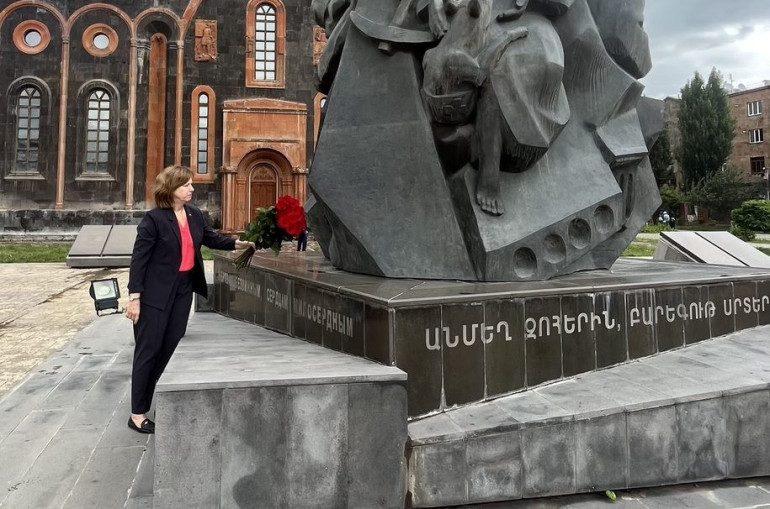 ԱՄՆ դեսպանը Գյումրիում է․ հարգանքի տուրք է մատուցել երկրաշարժի զոհերի հիշատակին