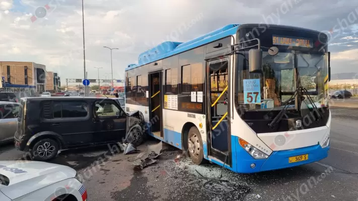 Երևանում մարդատար ավտոբուսի մասնակցությամբ հերթական վթարն է տեղի ունեցել․ բախվել են Nissan-ն ու թիվ 51 երթուղու ավտոբուսը․ կա վիրավոր