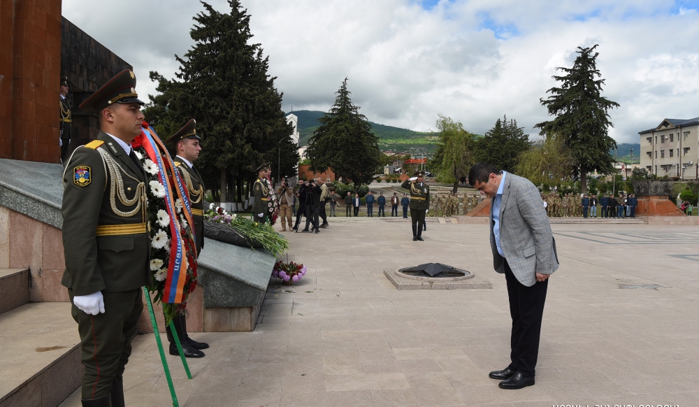 Արցախի նախագահը մայիսի 9-ի տոների առթիվ այցելել է Ստեփանակերտի հուշահամալիր