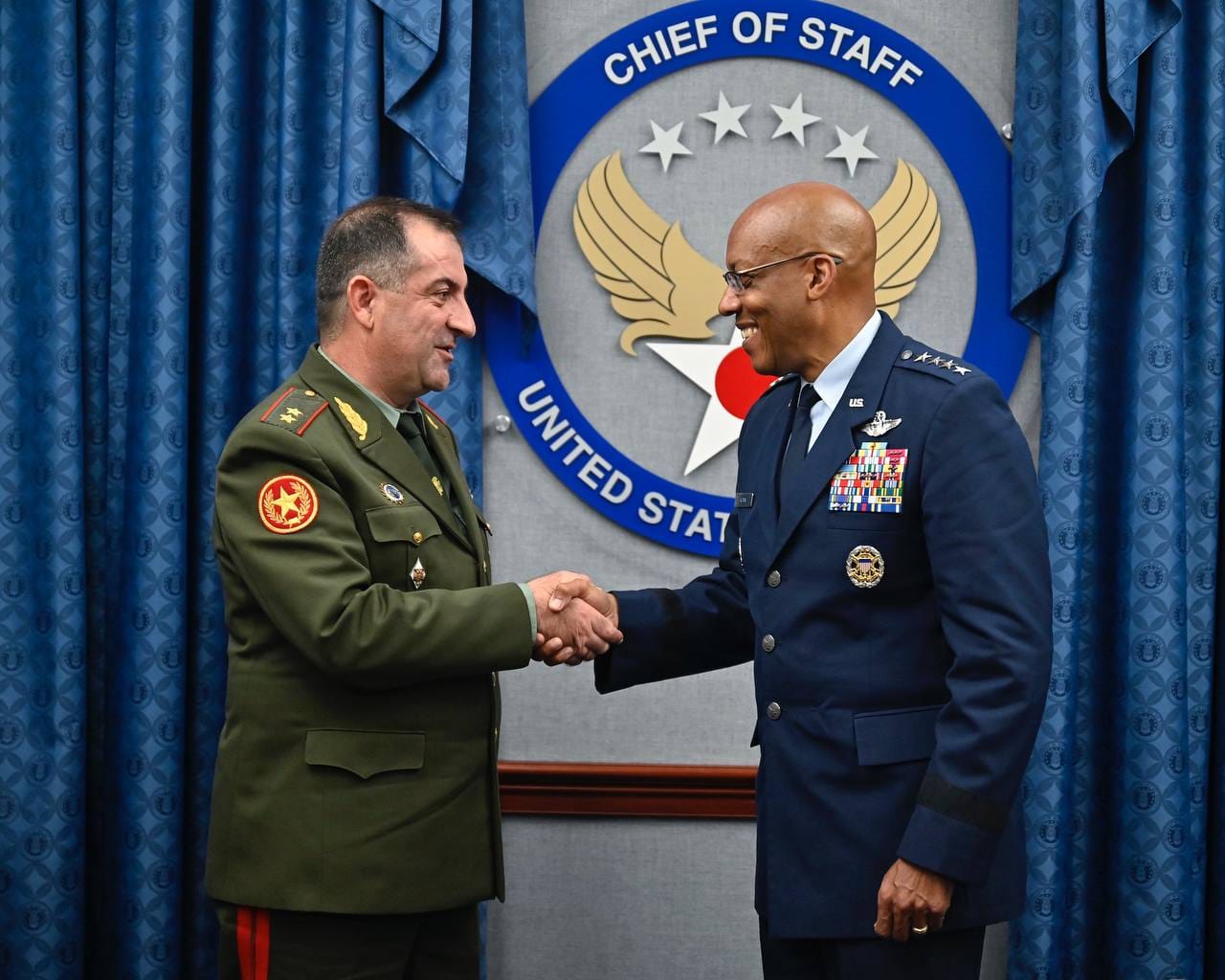 Начальник Генштаба США обсудил возможности более широкого сотрудничества в сфере ВВС и вопросы региональной безопасности