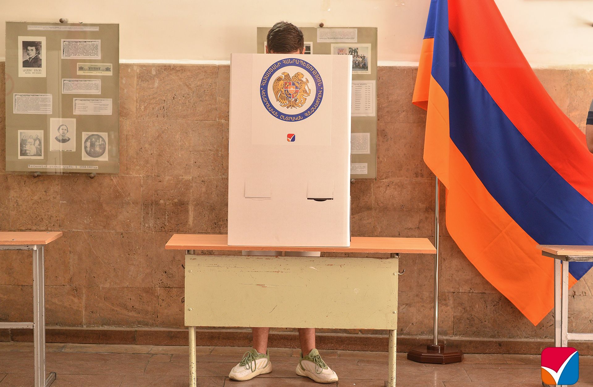 Ժամը 11:00-ի դրությամբ Վերին Դվինում քվեարկությանը մասնակցել է ընտրական իրավունք ունեցողների 6,93, իսկ Արզնիում՝ 12,10 տոկոսը. ԿԸՀ