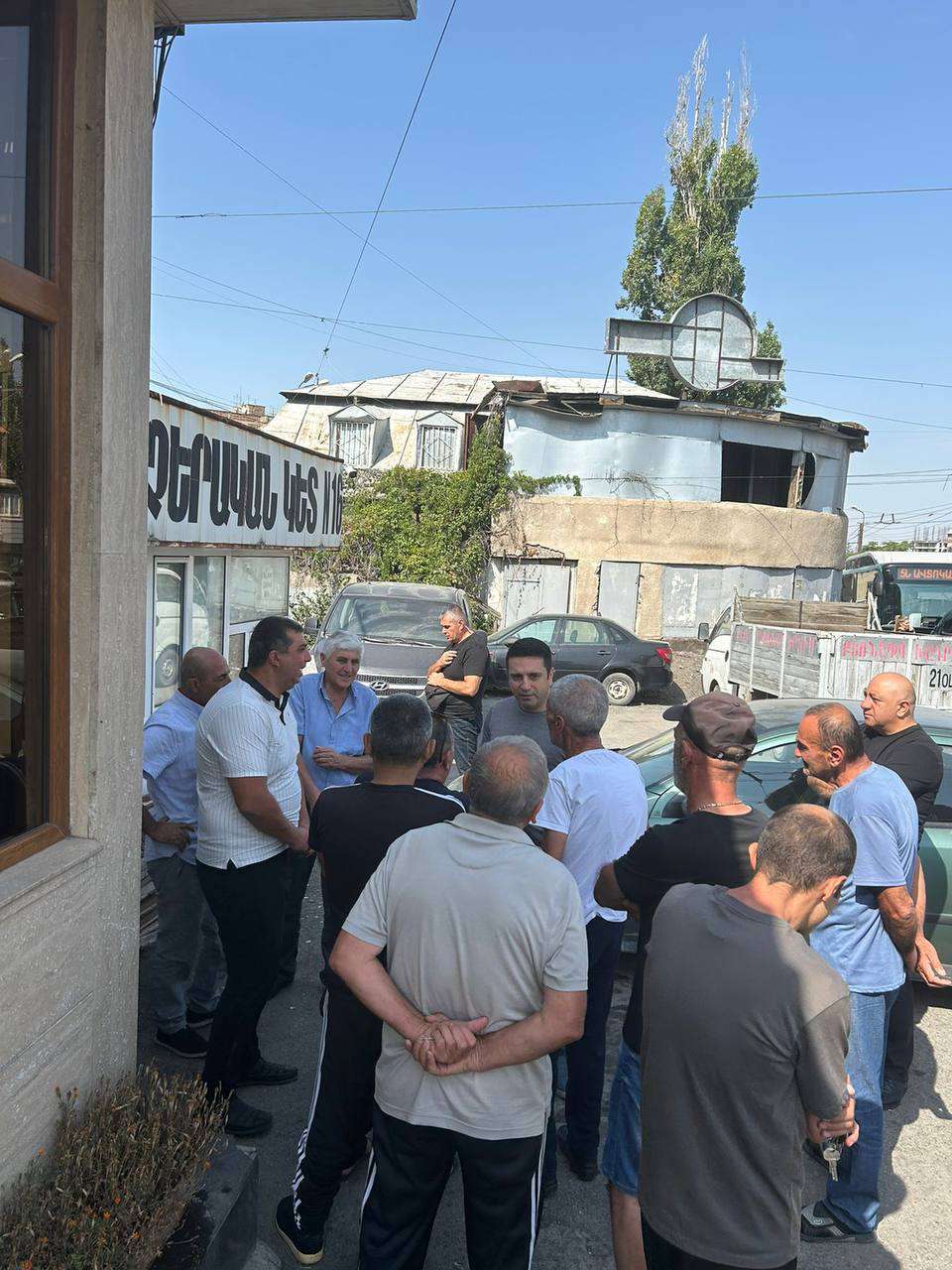 Ալեն Սիմոնյանը հանդիպել է տաքսու վարորդների հետ