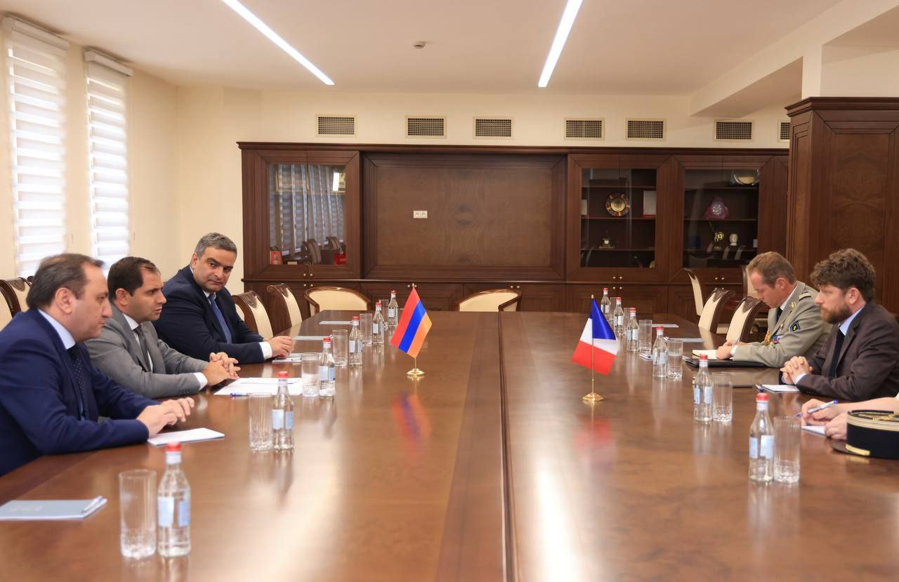 Սուրեն Պապիկյանը և Օլիվիե Դըկոտինյին քննարկել են ՀՀ ԶՈւ-ում տեղի ունեցող բարեփոխումներն ու դրանց շրջանակում Ֆրանսիայի հետ համագործակցության ծրագրերը