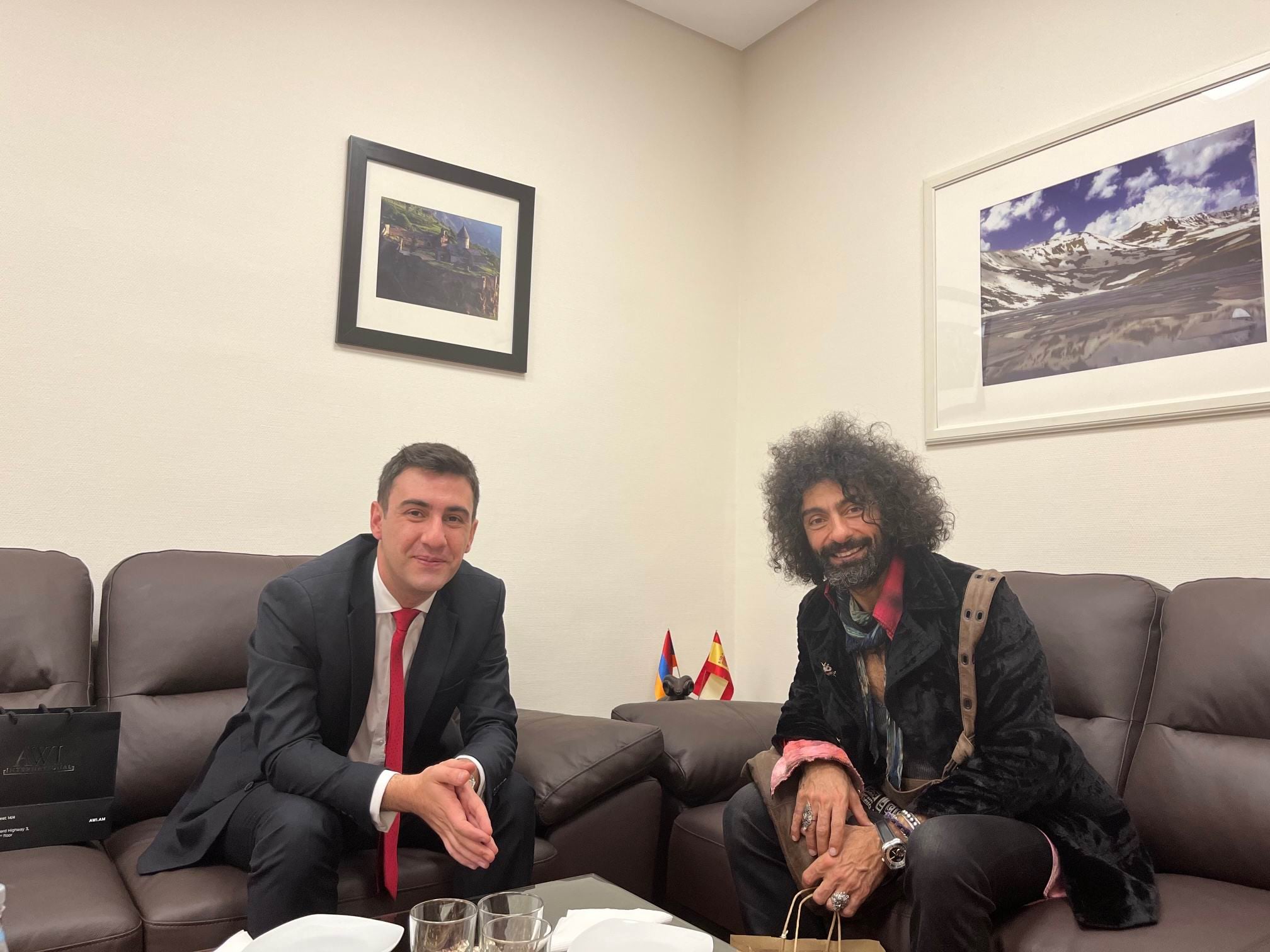 Իսպանիայում ՀՀ դեսպան Սոս Ավետիսյանը հանդիպել է աշխարհահռչակ հայազգի ջութակահար Արա Մալիկյանի հետ