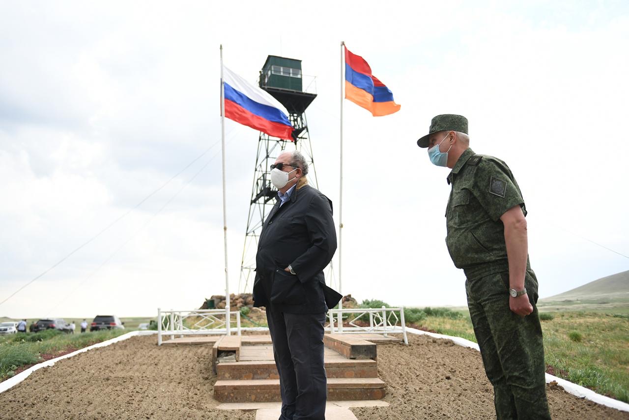 Президент Армен Саркисян посетил отряд пограничных войск России