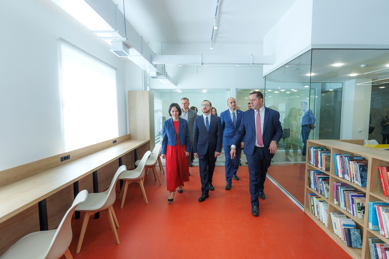 «Տեխնոլոգիական առաջընթացը չի կարող փոխարինել գիրք կարդալու մշակույթին». Հայրապետյանը մասնակցել է ԵՊՀ գրադարանի վերաբացմանը