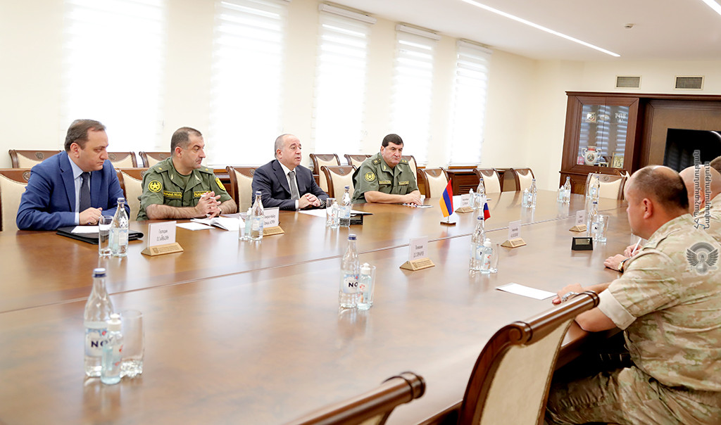 Министр обороны Армении принял нового командующего миротворческими силами РФ в Арцахе
