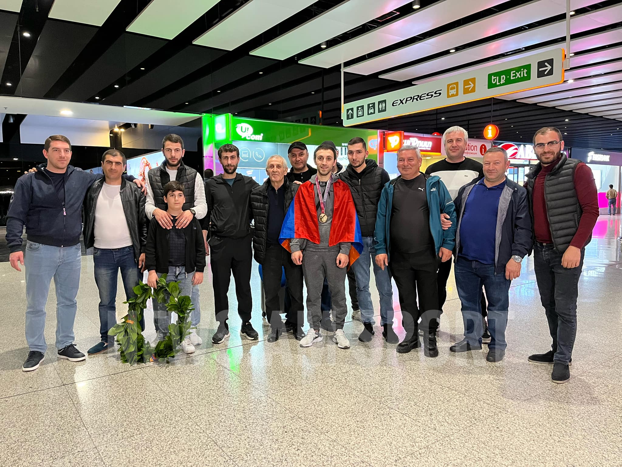Թուրքիայից վերադարձած Եվրոպայի չեմպիոն Արթուր Դավթյանին և հավաքականին դիմավորել են զուռնա-դհոլով