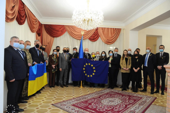 Հայաստանում ԵՄ անդամ պետությունների դեսպաններն այցելել են Ուկրաինայի դեսպանատուն՝ աջակցություն հայտնելու