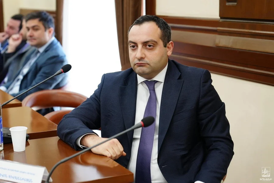 Թեժ կռիվ՝ Լևոն Հովհաննիսյանի աշխատասենյակում. իրավիճակին խառնվել է Տիգրան Ավինյանը. «Ժողովուրդ»