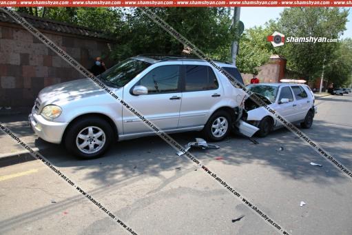 Երևանում Volkswagen-ը բախվել է կայանված մեքենային. 3 հոգի հոսպիտալացվել է
