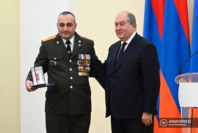 Արմեն Սարգսյանը մեդալներ և շքանշաններ հանձնեց հայրենիքի պաշտպանության գործի նվիրյալ զինծառայողներին 