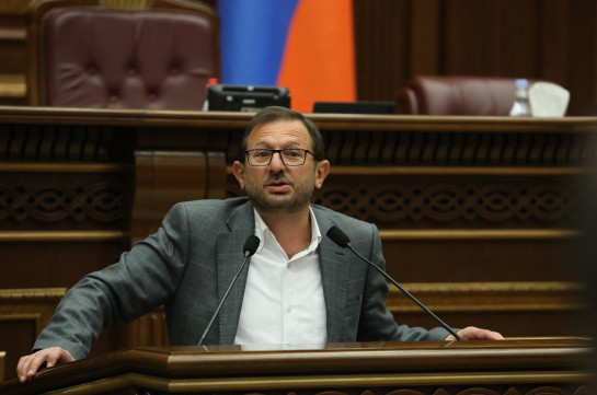 «Երիտասարդը, ով պահովել է մեր բոլորի խաղաղությունը, այսօր գնահատված չէ». Գեղամ Մանուկյանը խոստովանեց՝ ԱԺ-ում ՊՊԾ աշխատողներից մեկին տեսնելիս ամոթից գլուխը կախում է