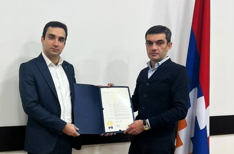 ՀՅԴ Բյուրոյի Հայ դատի Կենտրոնական գրասենյակը Արցախի ԱԳ նախարարին է հանձնել Փասադենայի քաղաքապետի զորակցության հայտարարության բնօրինակը