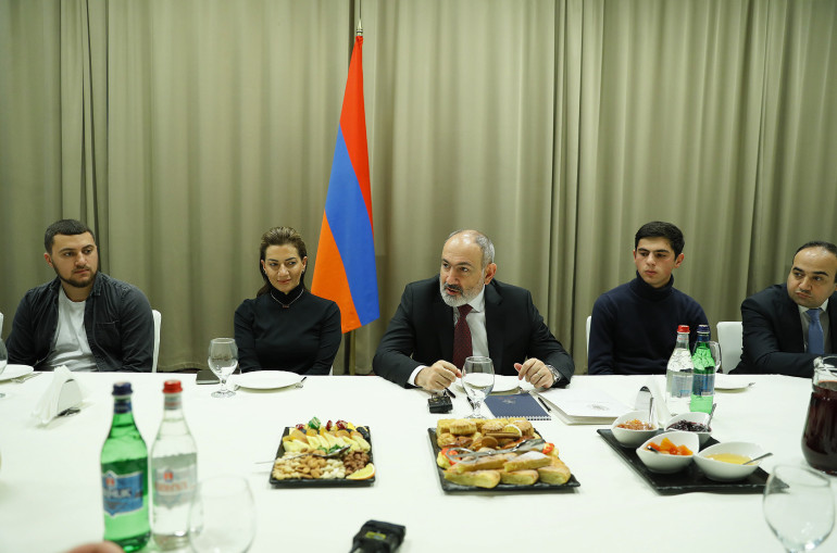 Եթե պատշարը կրթություն չունենա, հնարավոր է իր շարած պատը մի օր իր գլխին փլվի․ Փաշինյան