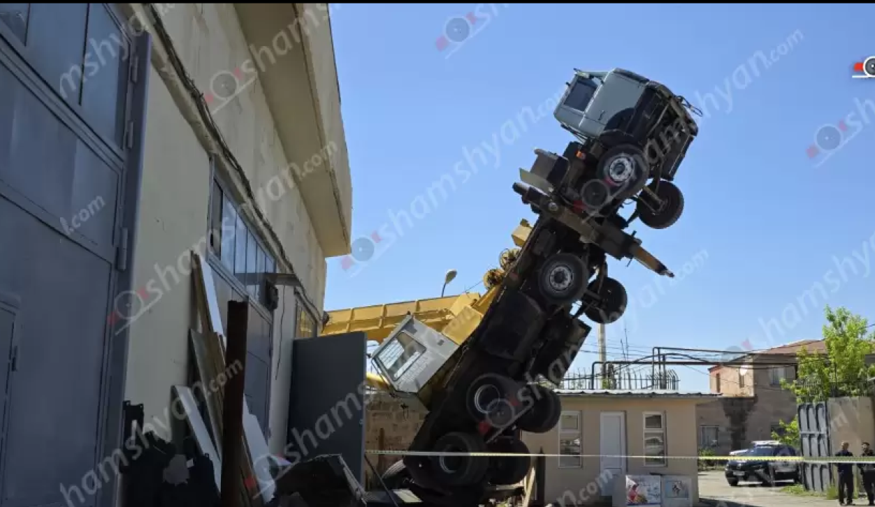 Երևանում ավտոկռունկն աշխատանքներ կատարելիս շրջվել է՝ վնասելով ծառեր, գազախողովակներ