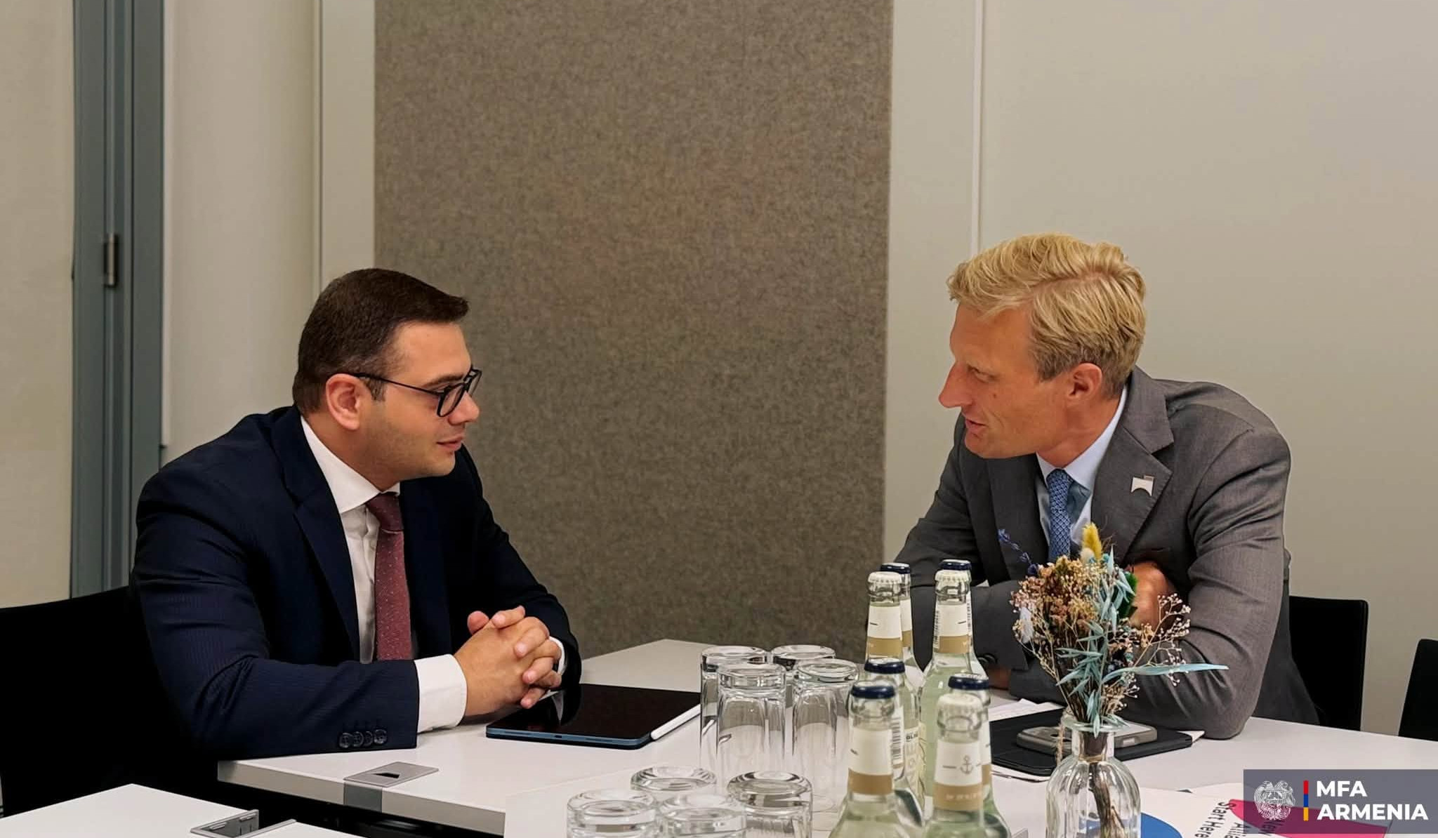«Դպրոցական սնունդ» ծրագրից մինչև COP17․ ՀՀ ԱԳ փոխնախարարը հանդիպել է ՊՀԾ-ի ղեկավարի պաշտոնակատարի հետ
