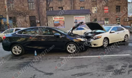 Երևանում բախվել են Volkswagen Touareg-ը, ապա ճակատ ճակատի՝ Chevrolet-ն ու Acura-ն. կա վիրավոր