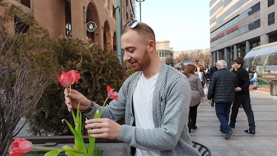 ԼՀԿ երիտասարդները Երևանում ծաղիկներ են նվիրել (լուսանկարներ)
