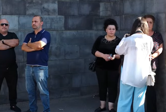 «Քիմիկների զորամասի» զինծառայողների ծնողները բողոքի ակցիա են անում ՊՆ-ի դիմաց (ուղիղ)