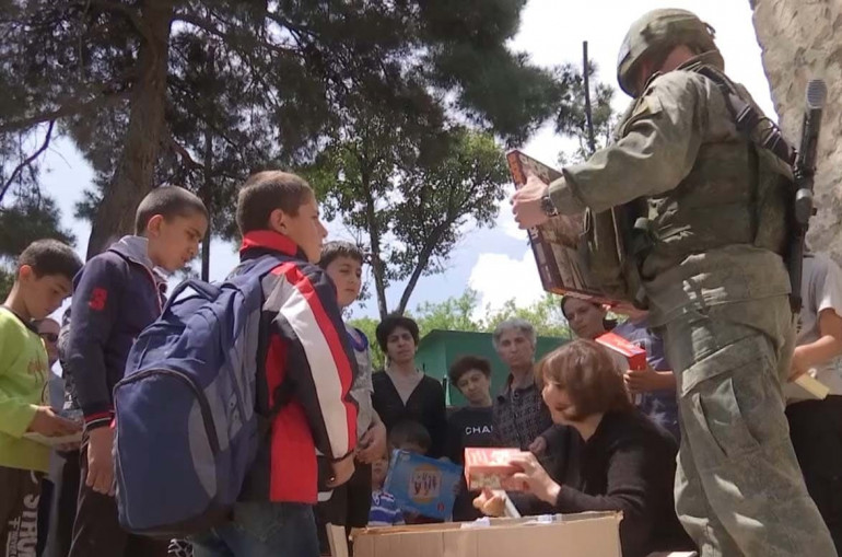Российские миротворцы для детей Нагорного Карабаха провели гуманитарную акцию ко Дню знаний