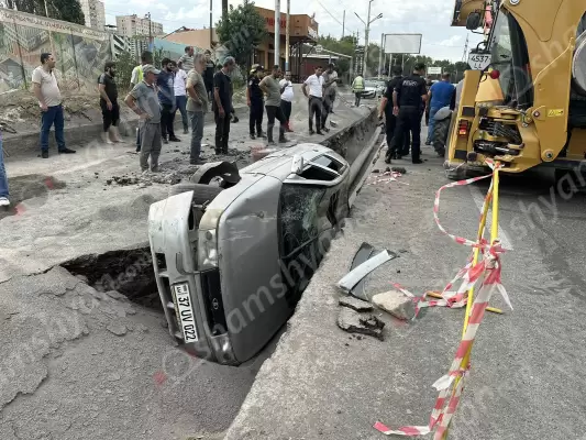 Արտակարգ դեպք Երևանում․ 27-ամյա վարորդը Lada-ով կիսակողաշրջված վիճակում հայտնվել է փոսում․ վարորդին և 3 ուղևորներին օգնության են հասել քաղաքացիները