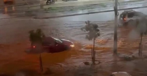 Թբիլիսիում անձրևի հետևանքով փողոցներում հեղեղ է (տեսանյութ)